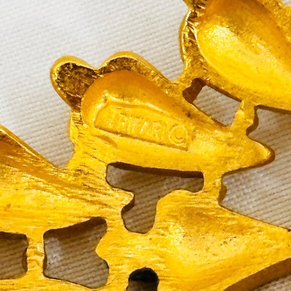 Vintage Trifari Large Gold Tone Pendant and Long Trifari Rope Chain - Picture 8 of 10